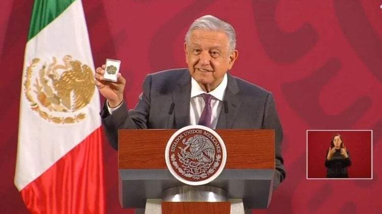 El presidente de México con uno de sus amuletos. Fuente: (Twitter)