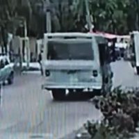 Captan cómo un microbús con pasajeros arrolla un puesto de comida y cae a canal en Xochimilco