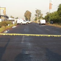 Mueren cuatro asaltantes al volcar camioneta en la que llevaban el cajero que robaron