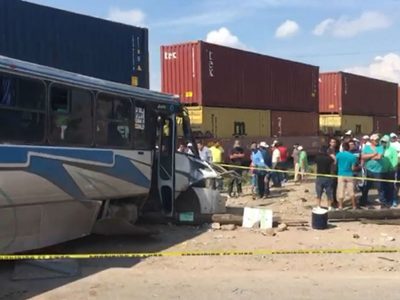 Tren embiste autobús de pasajeros y deja nueve heridos en San Juan del Río, Querétaro