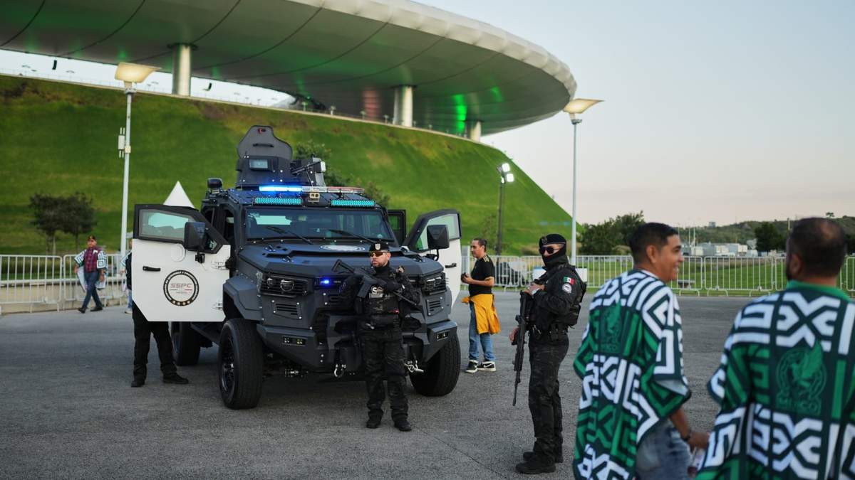 Agentes de policía montan guardia en las afueras del estadio Akron antes de un partido amistoso entre México y Ecuador en Guadalajara, México, el martes 14 de octubre de 2025