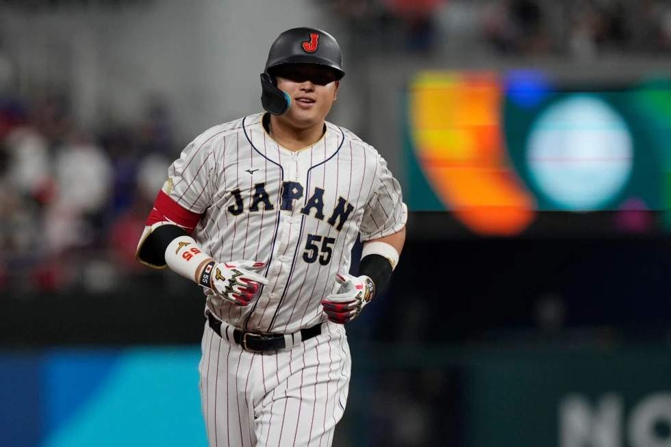 El japonés Munetaka Murakami recorre las bases tras conectar un jonrón durante la segunda entrada de un partido del Clásico Mundial de Béisbol contra Estados Unidos, el 21 de marzo de 2023, en Miami.