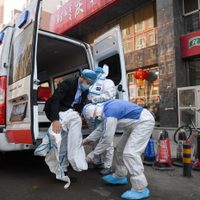 Van mil 350 muertos por coronavirus en China; en NL aíslan un caso sospechoso