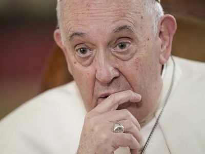 Ser homosexual es un pecado, no un delito: Papa Francisco