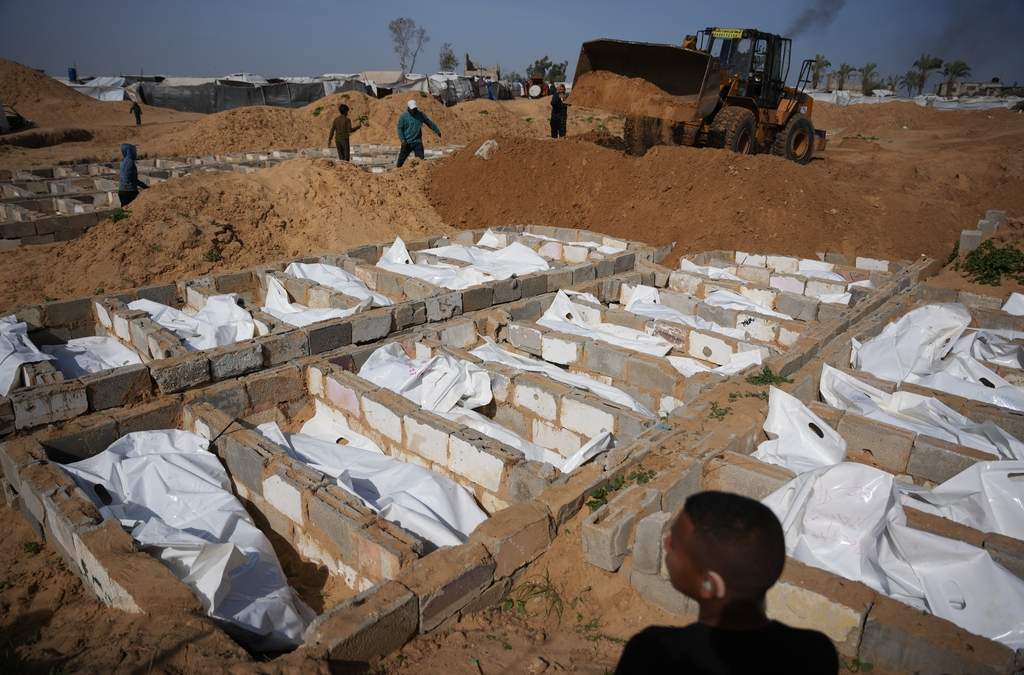 Mujeres palestinas en un carro tirado por un asno transitan por el camino costero de Wadi Gaza durante una tormenta de arena en el centro de la Franja de Gaza el sábado 14 de febrero de 2026