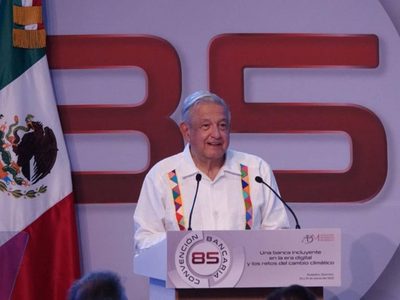 AMLO ratifica a banqueros que no les cambiará las reglas del juego