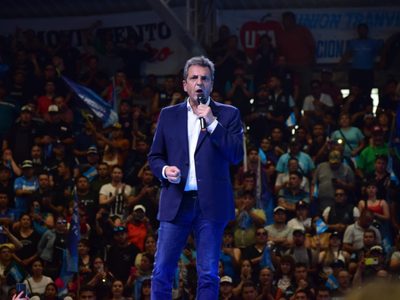 A cinco días del balotaje, Sergio Massa visitó General Roca y Cipolletti