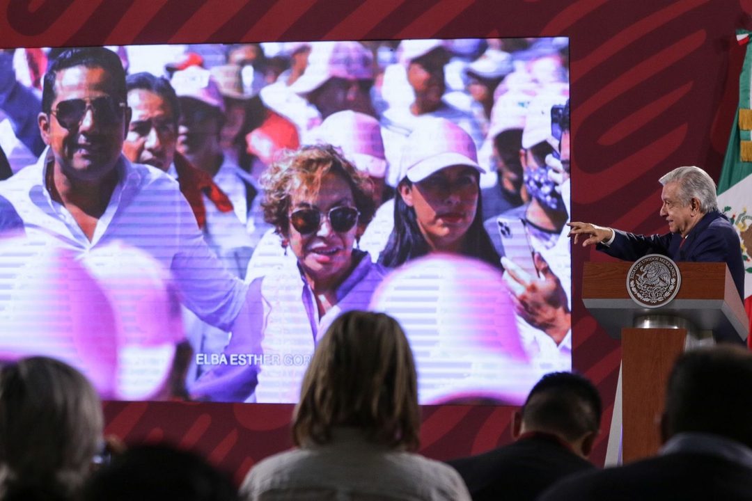 AMLO, conferencia 14 de noviembre de 2022, exhibe a Elba Esther por participar en la marcha en defensa del INE