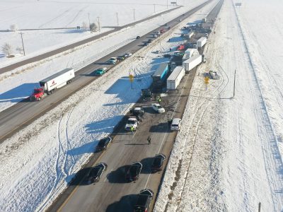 Gruesa capa de niebla habría causado choque de unos 30 vehículos en autopista