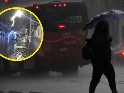 Equipos de emergencia liberan a automovilistas atrapados por inundación en Tlalpan