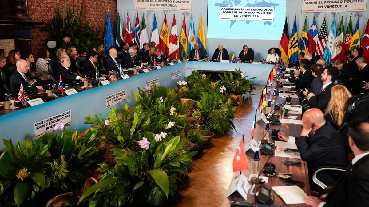 Gustavo Petro (centro) habla a los delegados internacionales durante una conferencia centrada en la crisis política de Venezuela en Bogotá