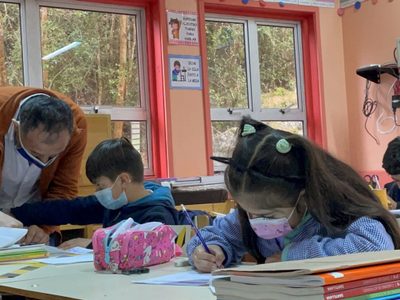 Solo uno de cada tres alumnos en Chile asiste a clases presenciales