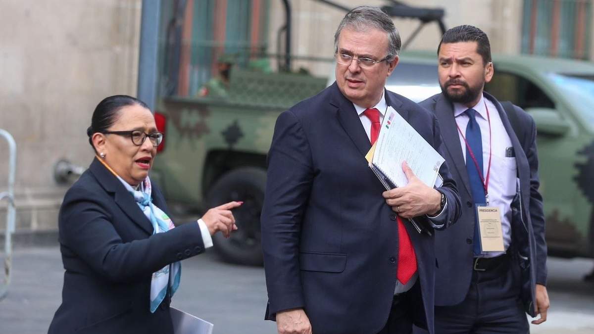 Rosa Icela Rodríguez y Marcelo Ebrard saliendo de Palacio Nacional el domingo 19 de marzo