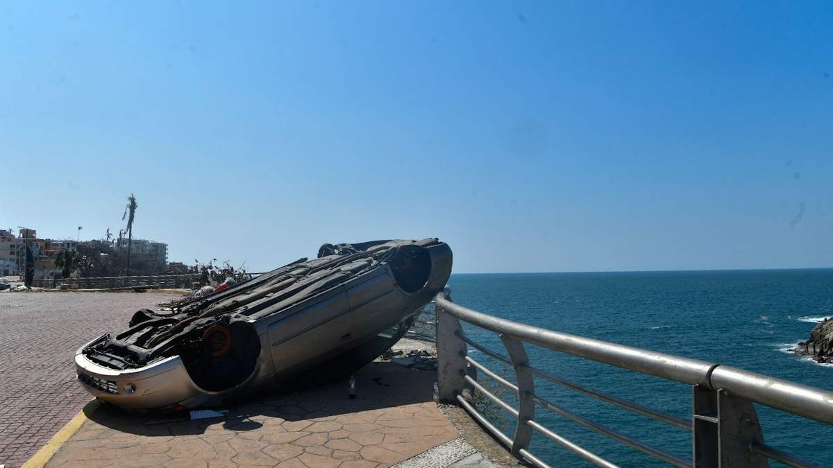 Un auto dañado por el huracán Otis en Acapulco