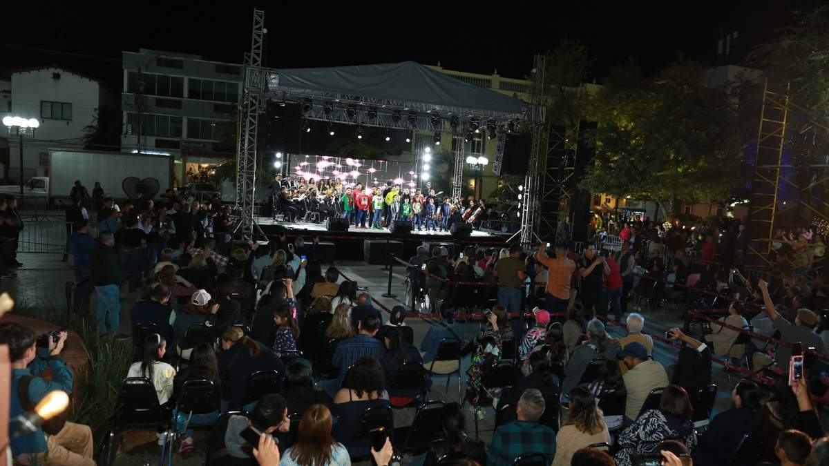 Conviven Américo y María con familias en concierto por Día de Reyes