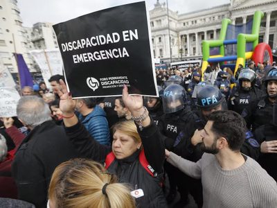 Un reconocido arquero de fútbol criticó a Javier Milei por el veto a la emergencia en discapacidad