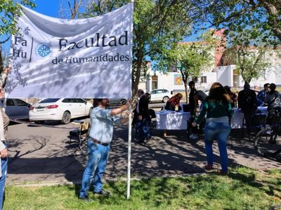 La Facultad de Humanidades de la UNCo repudió el veto a la ley de financiamiento universitario y declaró personas no gratas a los legisladores que lo apoyaron