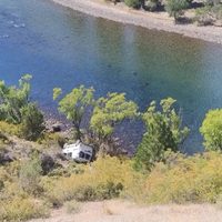 Peligro en ruta 237: una combi cayó por una pendiente y quedó suspendida junto al río Limay