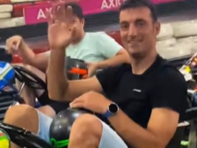 No descansa ni en vacaciones: Lionel Scaloni se colgó una nueva medalla de campeón