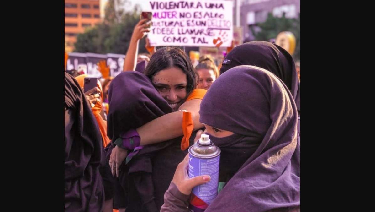 Alessandra Rojo de la Vega en su abrazo con encapuchadas