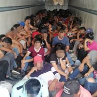 Policía asegura tráiler y rescata a 127 migrantes de Nicaragua en carretera de Coahuila