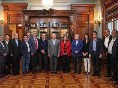 AMLO se reúne en privado con titulares de Sener, Pemex y gerentes de refinerías