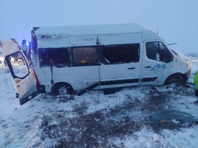 Una combi que transportaba policías derrapó sobre ruta 22 en cercanías a Cutral Co