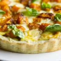 Tarta de verduras para vagos: la receta perfecta y casi sin cocción, para hacer mientras vas poniendo la mesa