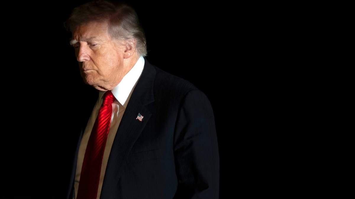 El presidente de Estados Unidos, Donald Trump, es iluminado por el flash de una cámara a su paso por el jardín sur de la Casa Blanca, el domingo 2 de noviembre de 2025 en Washington