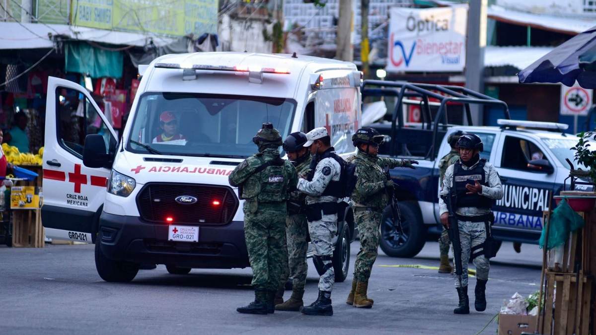 Un taxista fue asesinado por un hombre armado mientras circulaba en su unidad en Acapulco