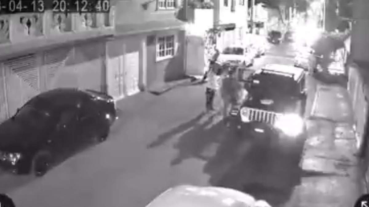 Momento en que fue subida a la patrulla