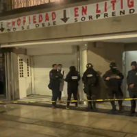 Localizan los cuerpos de un hombre y dos mujeres en una vivienda sobre Paseo de la Reforma