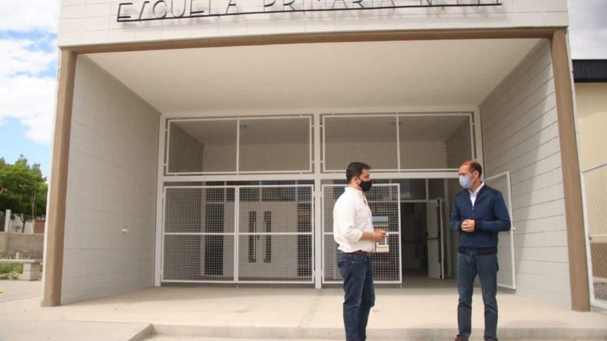 El intendente, junto al gobernador, recorriendo la obra de la Escuela 194. Fuente: (Twitter)