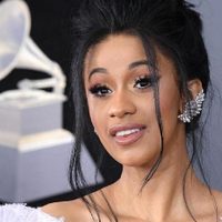 ¡Sin temor a nada! Cardi B llegó sin nada a la alfombra roja y desató el caos con insólito accesorio