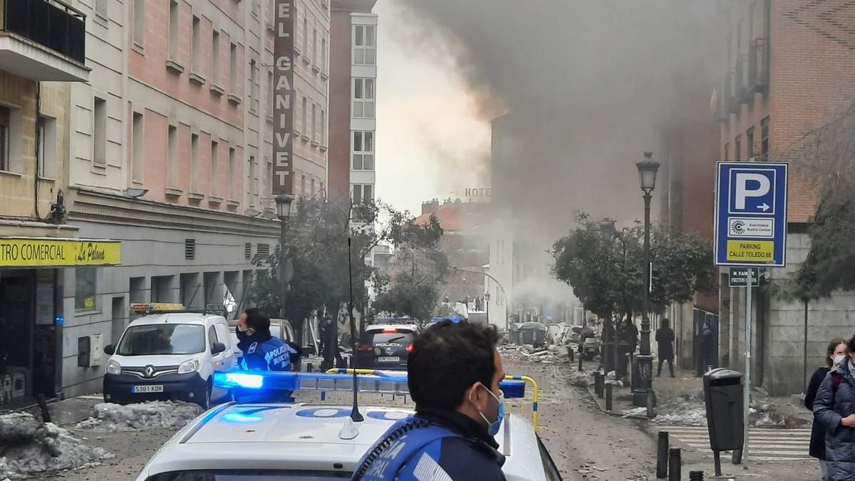 Imágenes de la edificación colapsada en la calle Toledo de Madrid. Fuente: (Twitter)