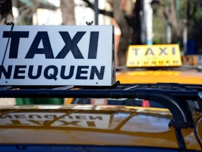 Asaltaron al chofer de un taxi simulando ser pasajeros y le arrancaron un diente con un culatazo