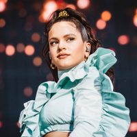 ¿Es Kylie? Rosalía rompe esquemas a los besos con otra famosa... ¡No para!