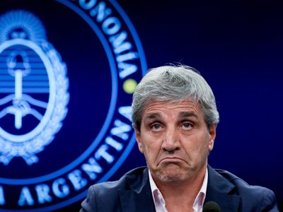 Argentina levanta restricciones cambiarias para la compra de dólares tras confirmarse rescate de FMI