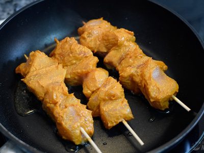 Brochetas de pollo al azafrán: una facilísima receta oriental