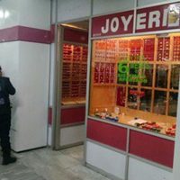 Sujeto intimida a empleadas con prenderles fuego para asaltar joyería en Metro Salto del Agua