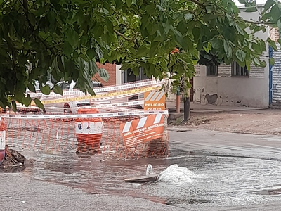 La "fuente" que brota desde el asfalto en Dorrego