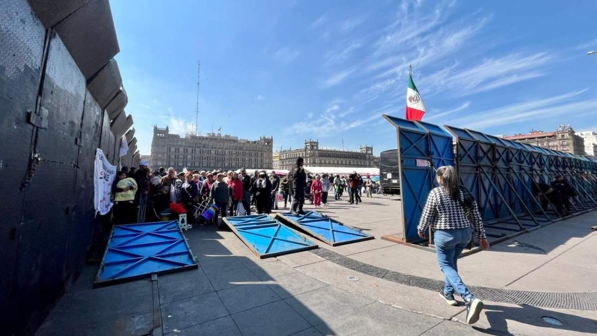 Vallas metálicas colocadas en el Zócalo previo a la marcha de este sábado