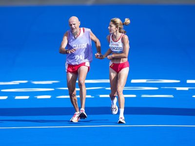 Descalifican a paratleta a 10 metros de la meta por ayudar a su guía en los Juegos Paralímpicos