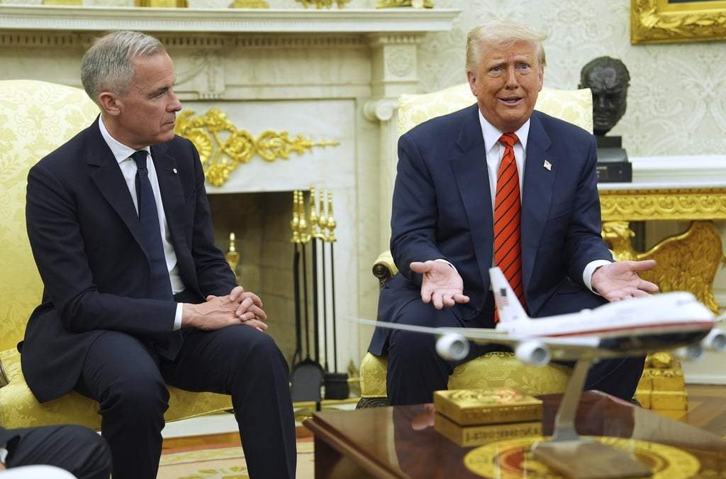 El presidente Donald Trump recibe al primer ministro de Canadá, Mark Carney, en la Oficina Oval de la Casa Blanca, el martes 6 de mayo de 2025