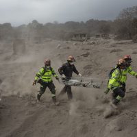Continuas explosiones volcánicas dificultan labores de rescate en Guatemala; van 75 muertos