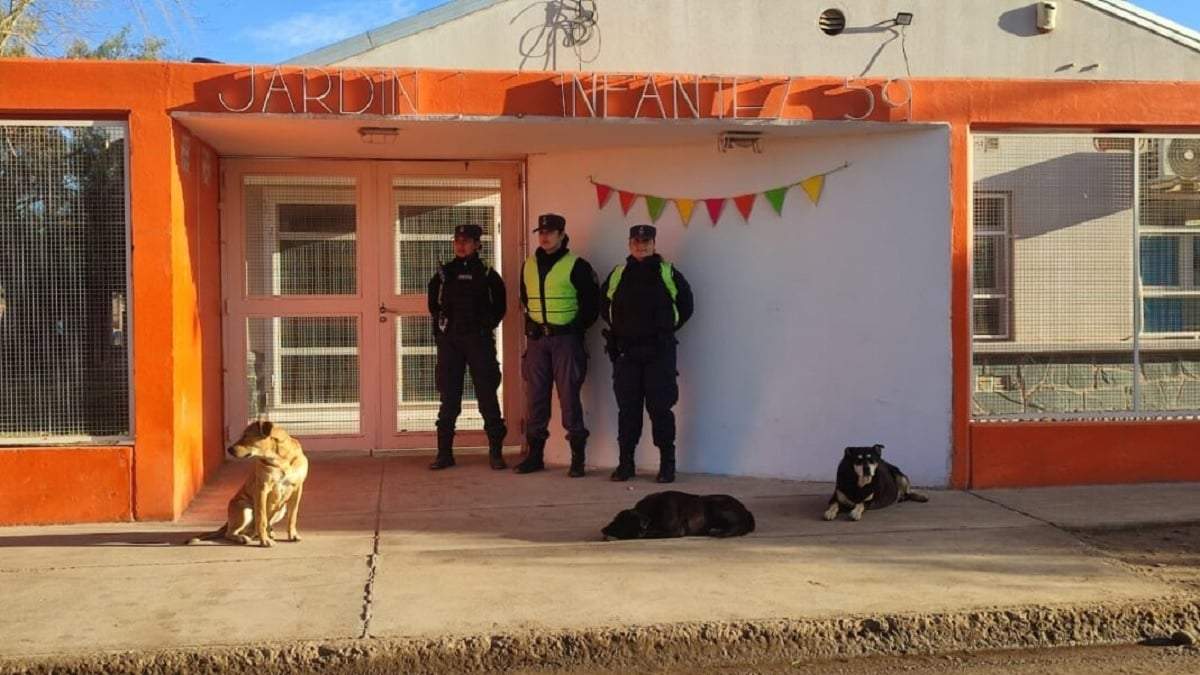 Tres efectivos policiales custodian el acceso al jardín 59 tras los episodios de violencia callejera. Fuente (Centenario Digital)