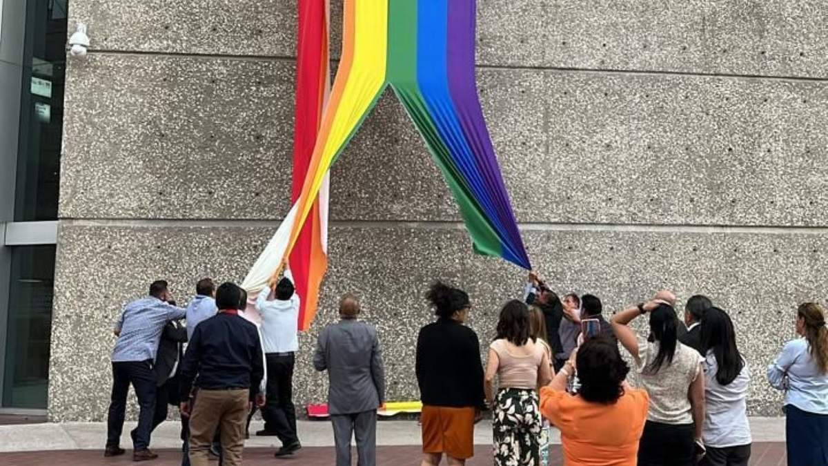 La bandera en el edificio de Infonavit