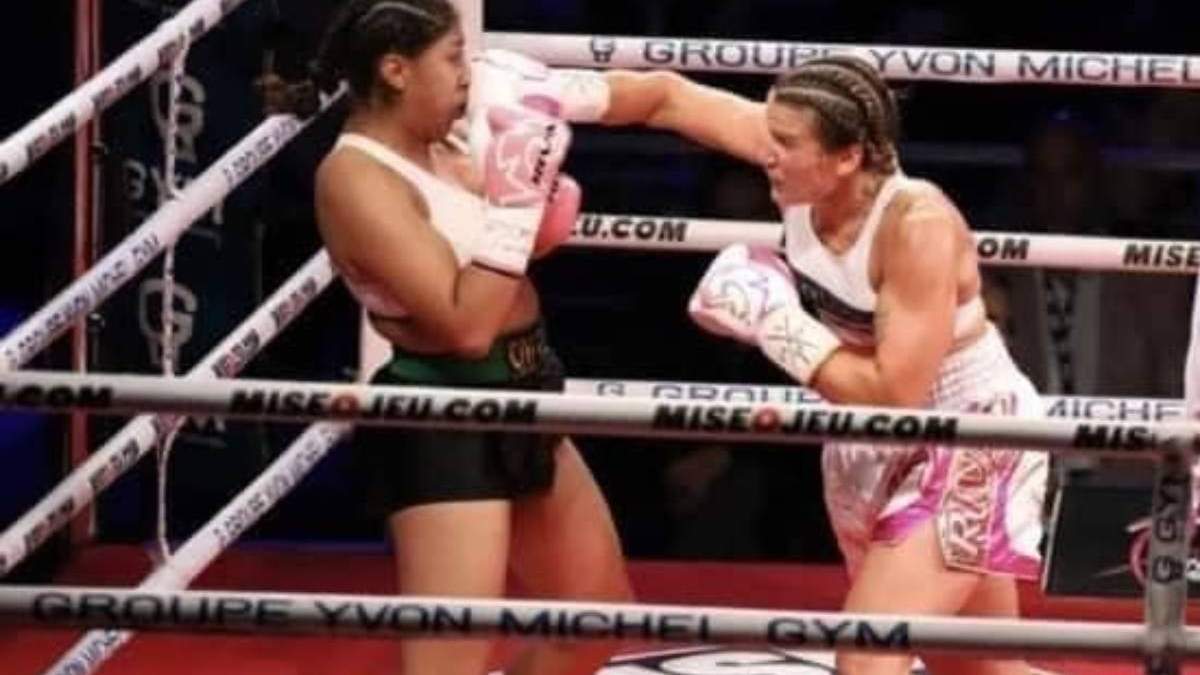 Jeannette Zacarías (izquierda) en la pelea del sábado