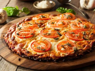 Pizza keto sin harinas: crocante, sabrosa y súper fácil, la receta ideal para una cena sin culpas