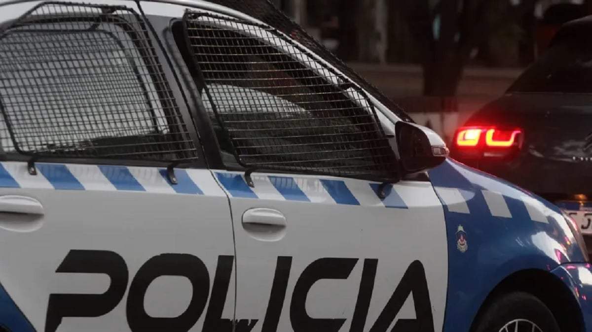 Policías levantaron huellas en la vivienda asaltada. Fuente (Oscar Livera)